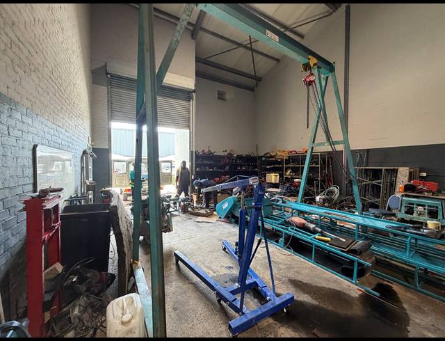 302M² WAREHOUSE TO LET IN STIKLAND INDUSTRIAL
